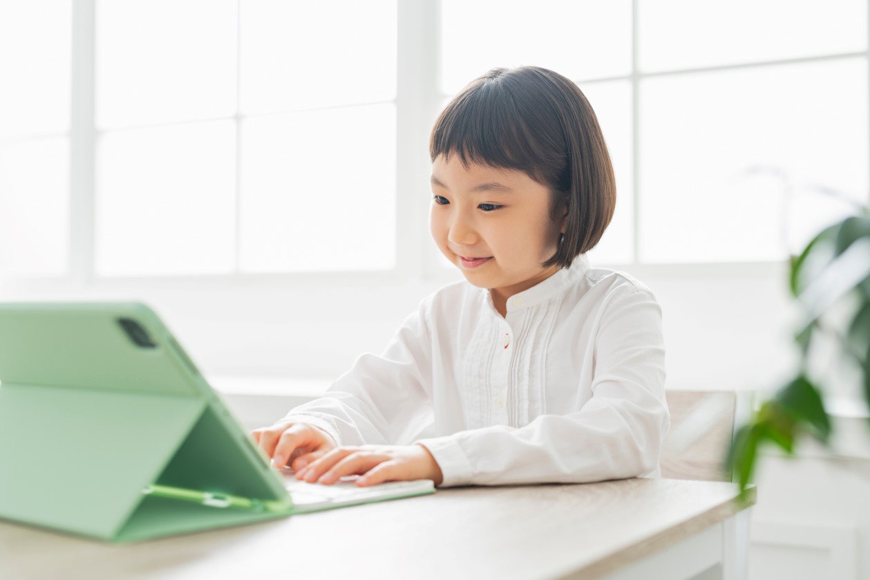 子どもがパソコンで勉強している様子