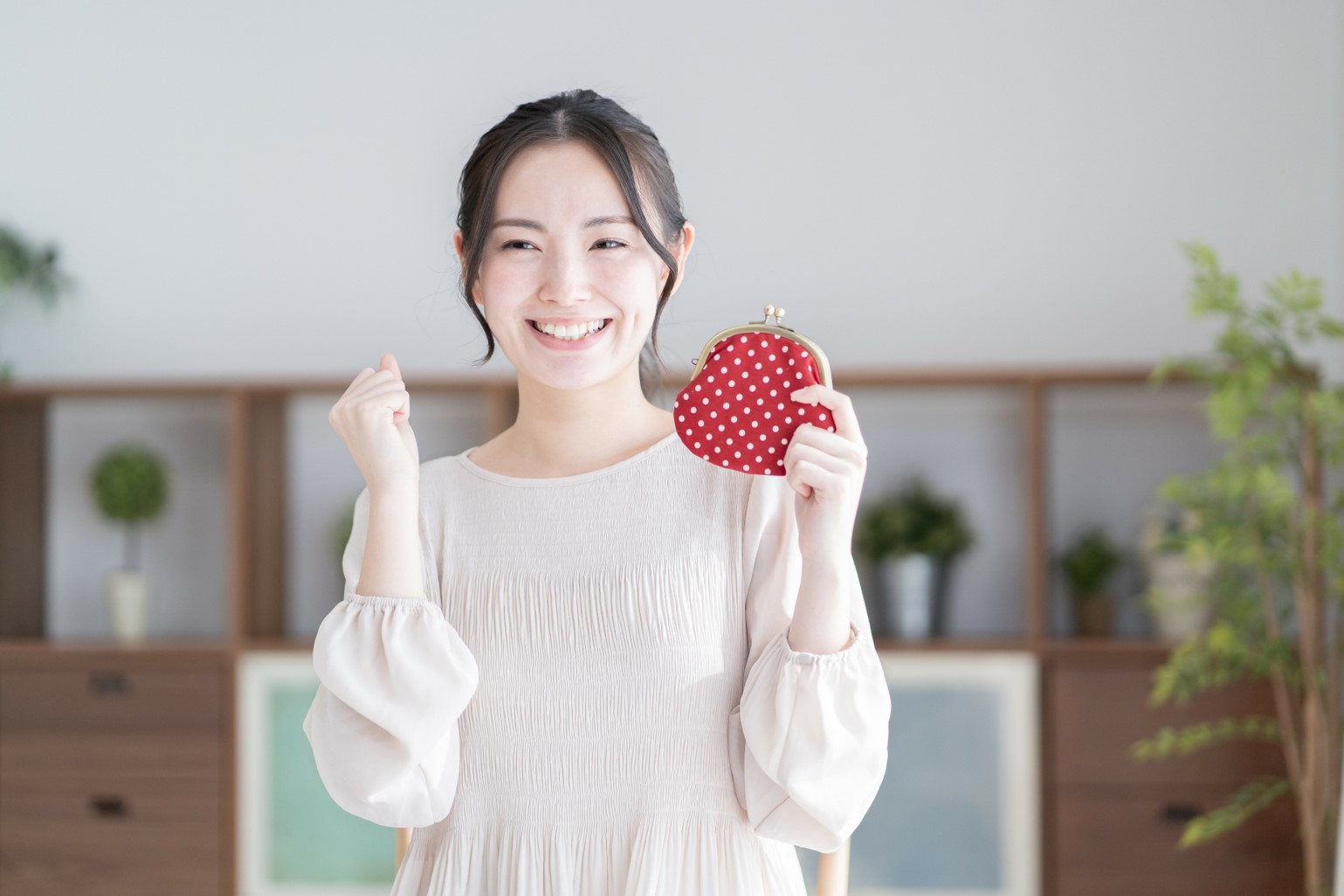 Speakで安く英会話練習ができて喜んでいる人のイメージ